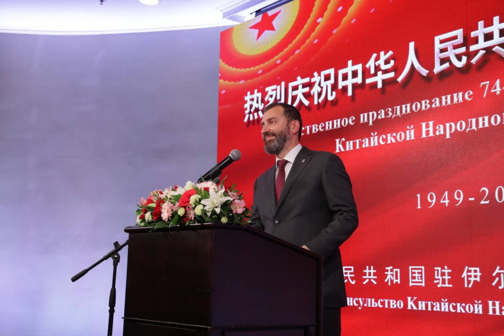 Александр Ведерников поздравил Генерального консула КНР в Иркутске с 74 годовщиной образования Республики