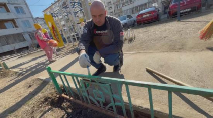 Александр Качин организовал вместе с активистами субботник в одном из дворов Иркутска